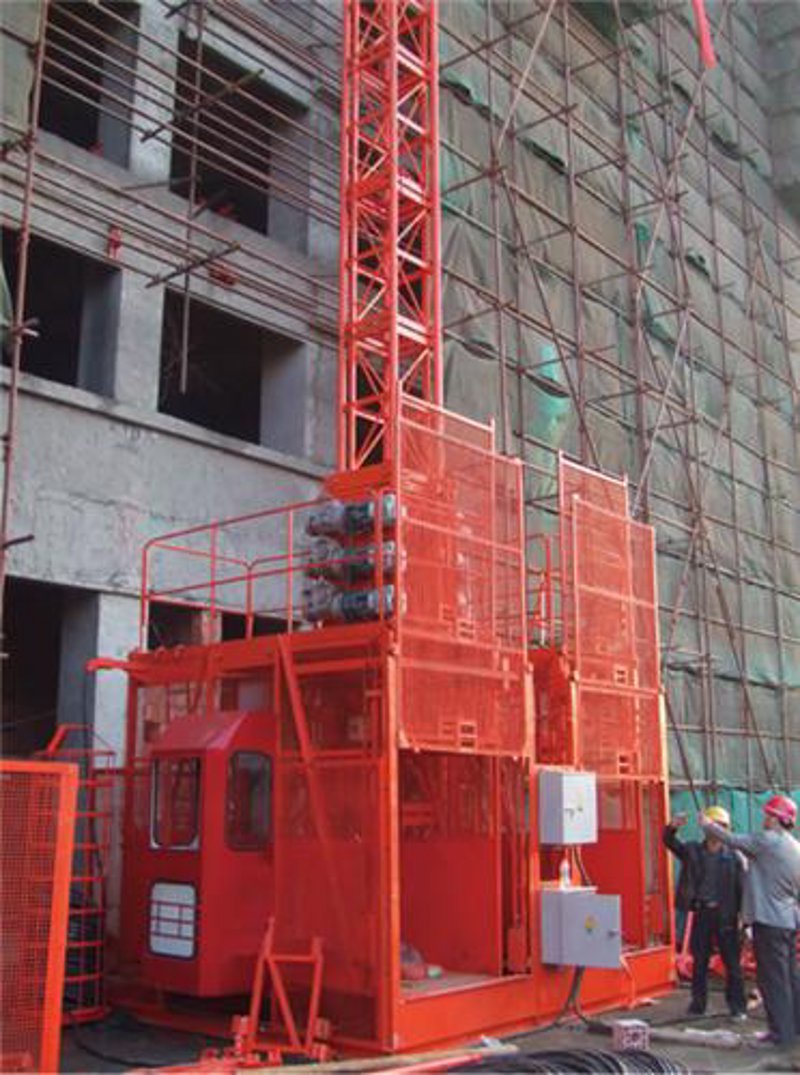 在建筑工地，大型设备不可或缺，其中建设机械扮演着举足轻重的角色。